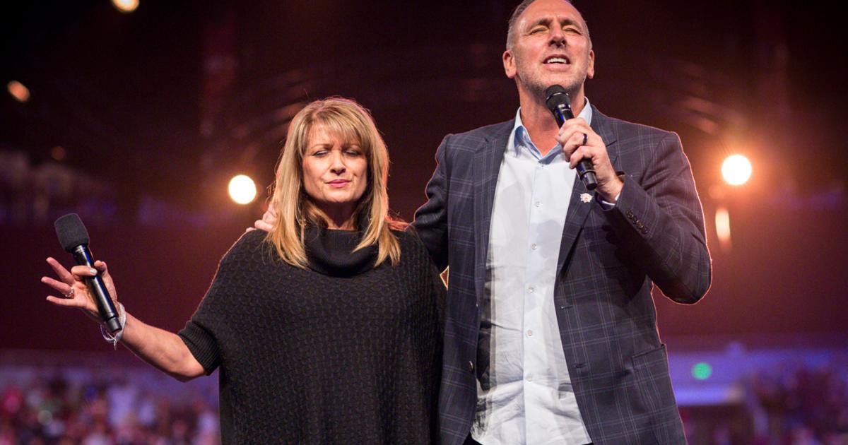 Hillsong S Global Senior Pastor Steps Aside Pending Court Trial The